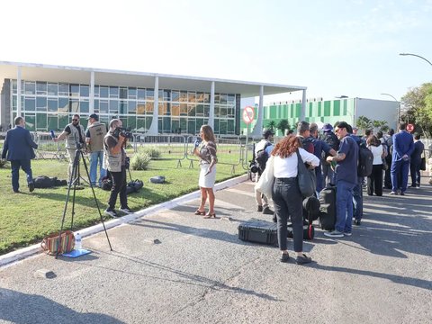 Quando tudo circula ao mesmo tempo: por que checar fatos já não basta